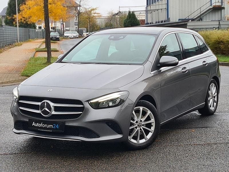 Grau Gebraucht 2020 Mercedes B180 Van / Kleinbus | 18.499 € (Guter Preis) - Bild 1/4