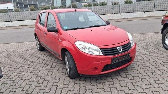Rot Gebraucht 2010 Dacia Sandero Ambiance Limousine | 1.900 € (Guter Preis) - Bild 1/4