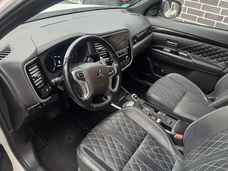 Gebraucht Mitsubishi Outlander P-HEV Diamant Edition 135 PS (99 kW) 2019 Weiß SUV