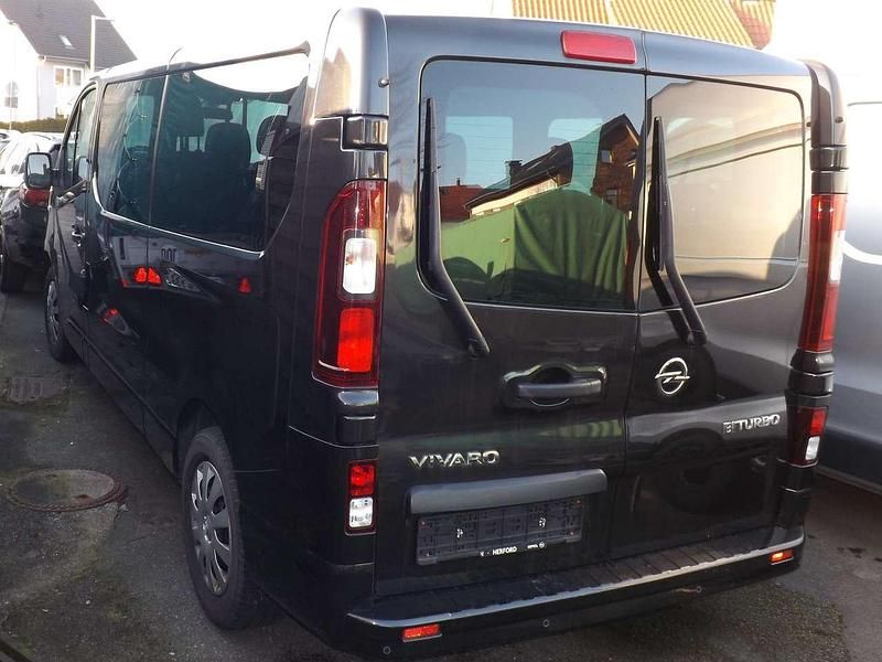 Gebraucht Opel Vivaro 125 PS (91 kW) 2018 Mitternacht schwarz (mi2) Van / Kleinbus