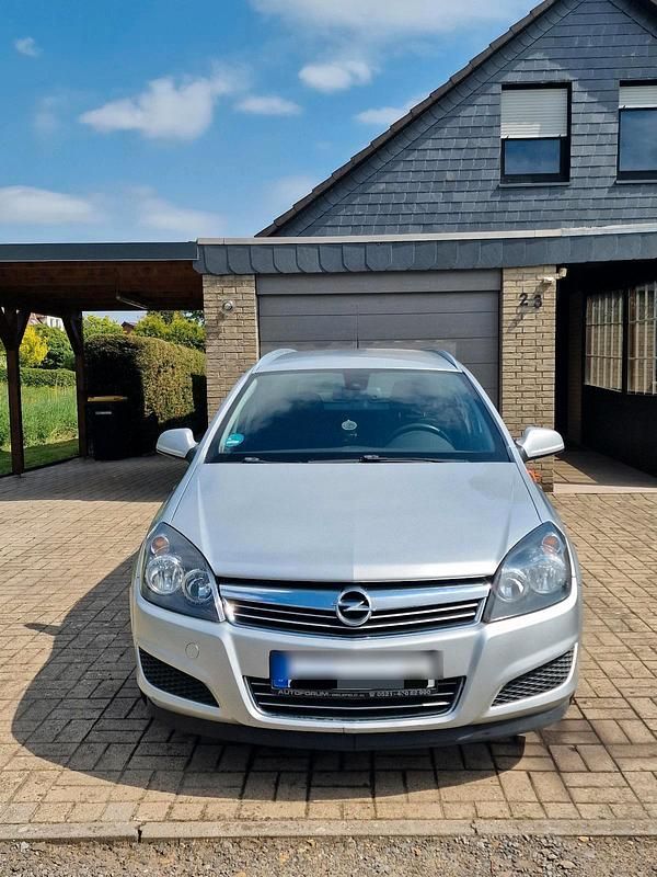 Silber Gebraucht 2010 Opel Astra Kombi | 3.250 € (Fairer Preis) - Bild 1/4