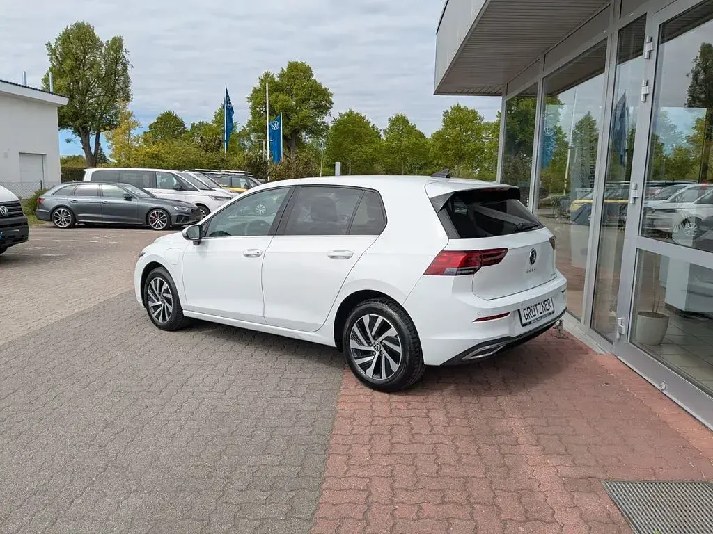 Gebraucht VW Golf VIII Style 150 PS (110 kW) 2022 Weiß Limousine