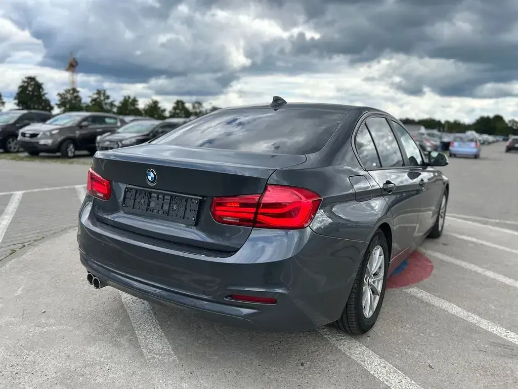 Gebraucht BMW 320 163 PS (119 kW) 2018 Grau Limousine