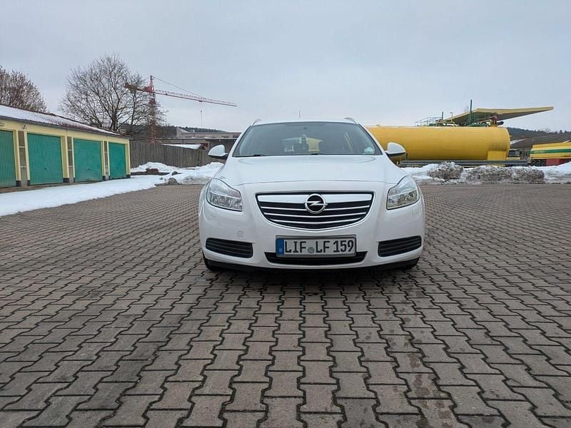 Gebraucht Opel Insignia Edition 131 PS (96 kW) 2012 Weiß Kombi