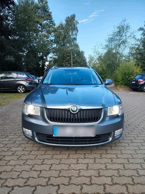 Grau Gebraucht 2010 Skoda Superb Kombi | 5.500 € (Superpreis) - Bild 1/4