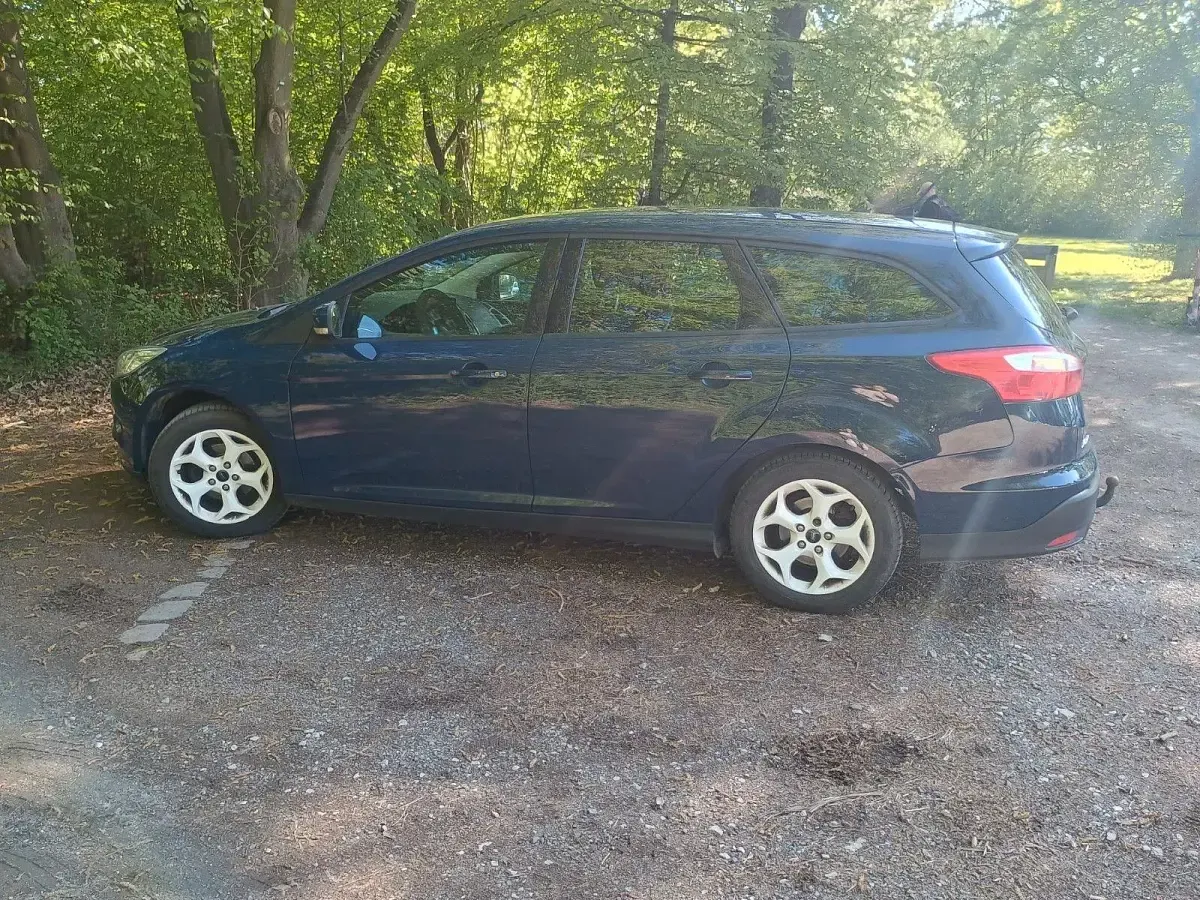 Gebraucht Ford Focus Trend 125 PS (91 kW) 2012 Blau Kombi