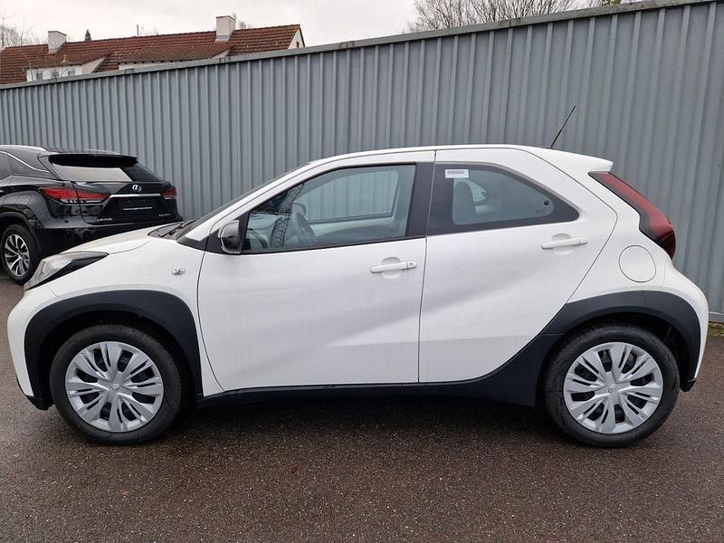 Neu Toyota Aygo X Business Edition 72 PS (52 kW) 2025 Weiß SUV