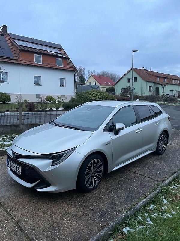 Silber Gebraucht 2021 Toyota Corolla Team Kombi | 17.700 € (Guter Preis) - Bild 1/4