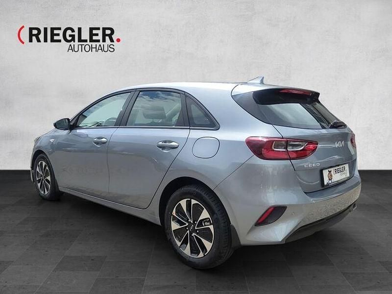 Nowe Kia Ceed Vision 140 KM (102 kW) 2025 Srebrny Hatchback