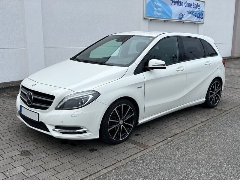 Weiß Gebraucht 2011 Mercedes B200 Edition 1 Van / Kleinbus | 10.490 € (Fairer Preis) - Bild 1/4
