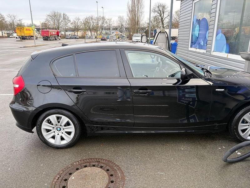 Gebraucht BMW 116 122 PS (89 kW) 2010 Schwarz Kleinwagen