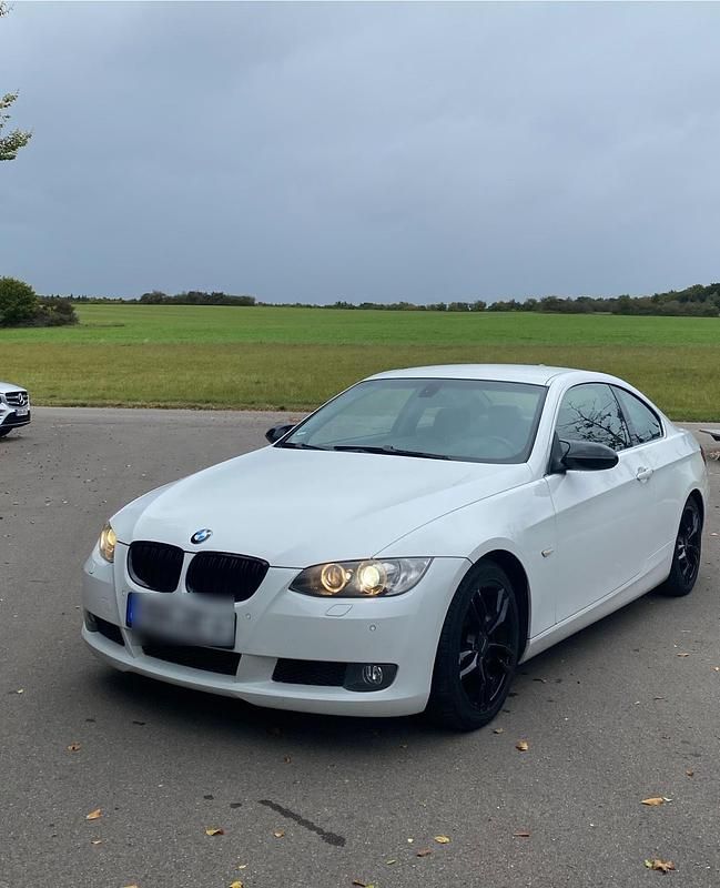 Weiß Gebraucht 2008 BMW 335 Coupé | 15.500 € (Fairer Preis) - Bild 1/4