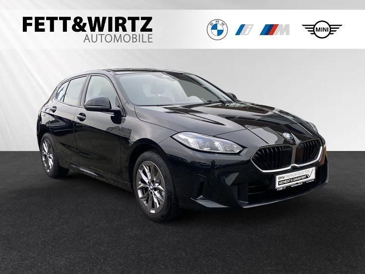 Black sapphire metallic Gebraucht 2024 BMW 120 Kleinwagen | 26.800 € (Superpreis) - Bild 1/3