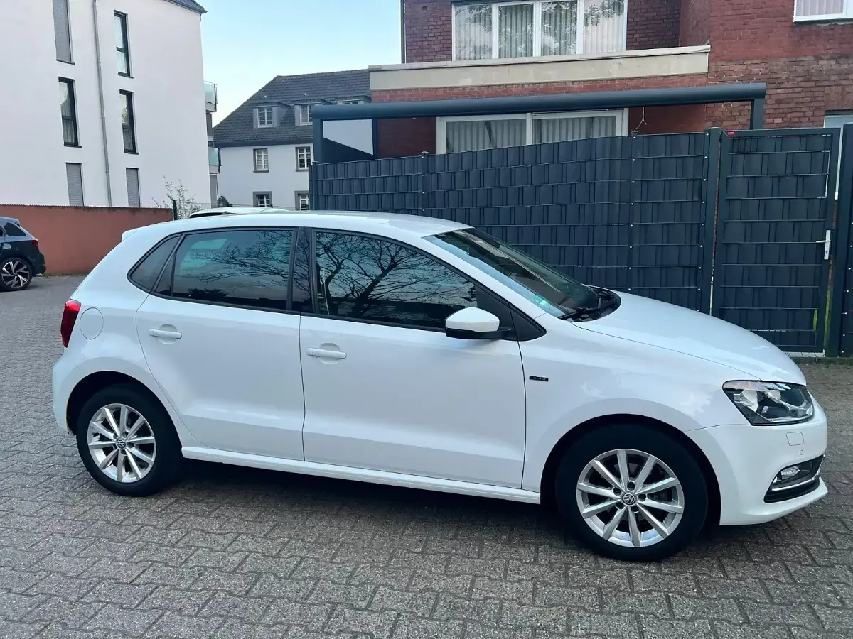Używany VW Polo Allstar 90 KM (66 kW) 2015 Biały Sedan/Limuzyna