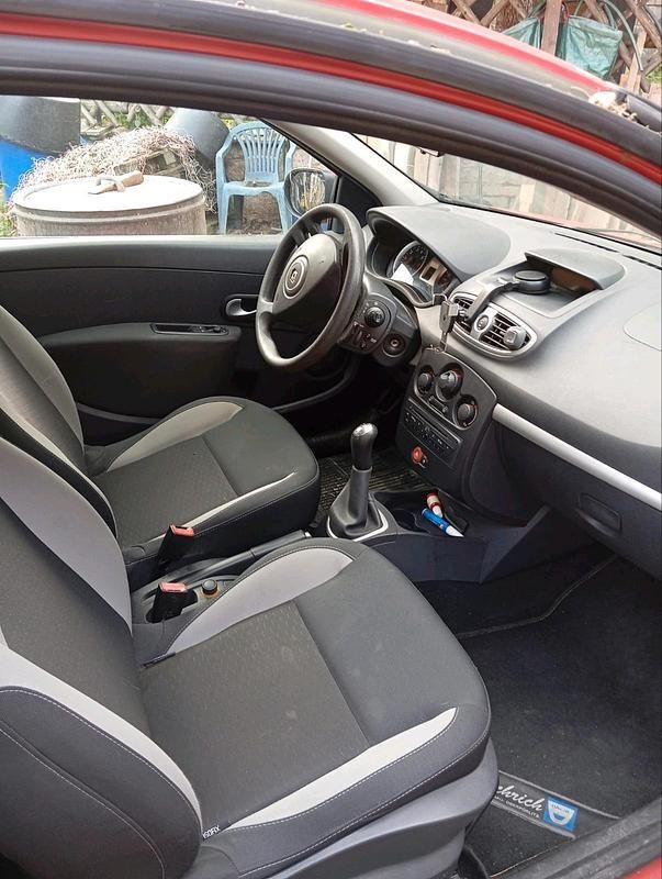 Gebraucht Renault Clio II 75 PS (55 kW) 2011 Rot Kleinwagen