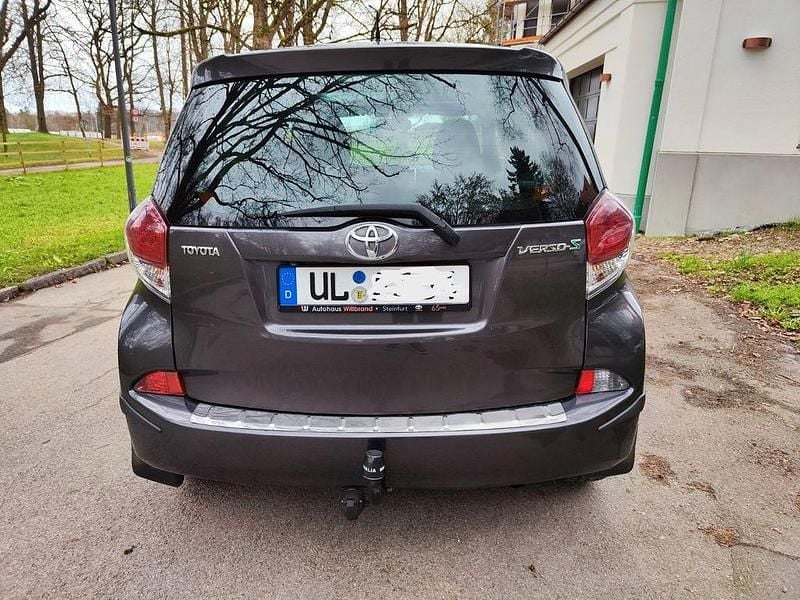 Gebraucht Toyota Verso-S 99 PS (72 kW) 2015 Grau Van / Kleinbus