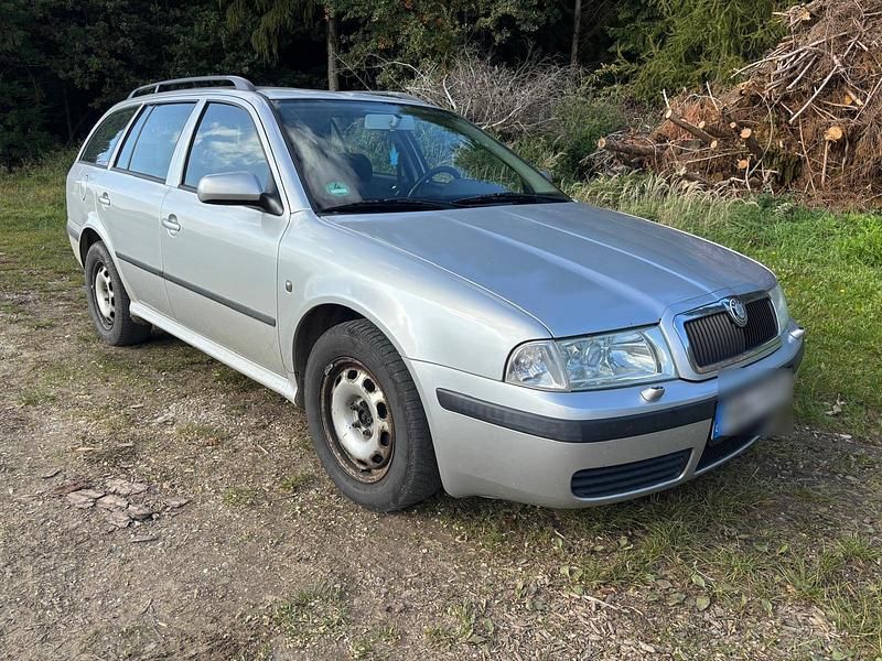 Grau Gebraucht 2004 Skoda Octavia Kombi | 1.000 € (Guter Preis) - Bild 1/4