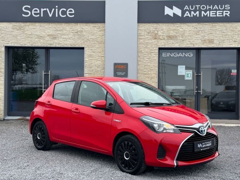 Rot Gebraucht 2016 Toyota Yaris Hybrid Comfort Limousine | 9.399 € (Fairer Preis) - Bild 1/4