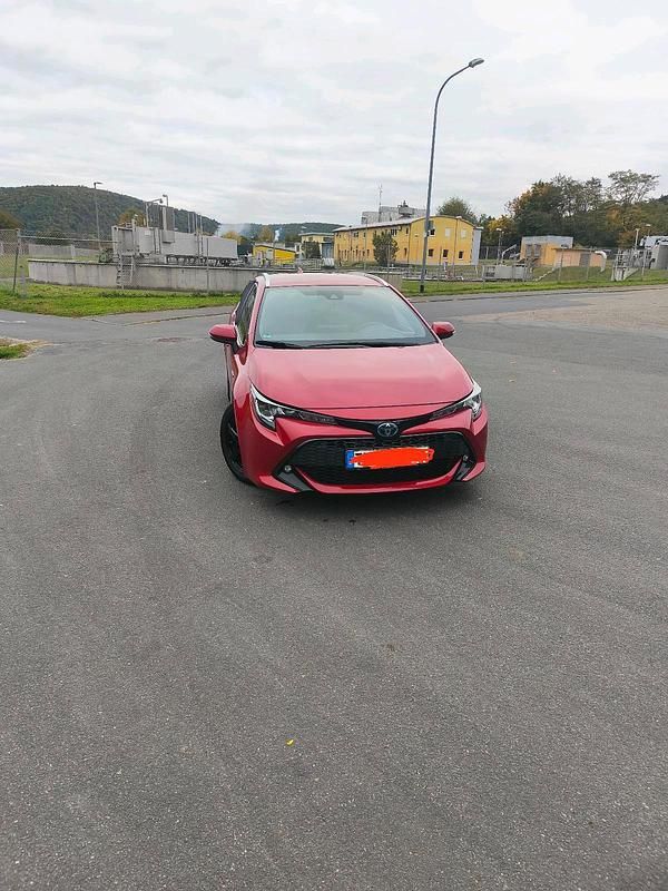 Rot Gebraucht 2019 Toyota Corolla Hybrid Kombi | 16.000 € (Fairer Preis) - Bild 1/4
