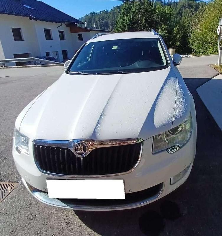 Weiß Gebraucht 2011 Skoda Superb Ambition Kombi | 5.700 € (Superpreis) - Bild 1/4