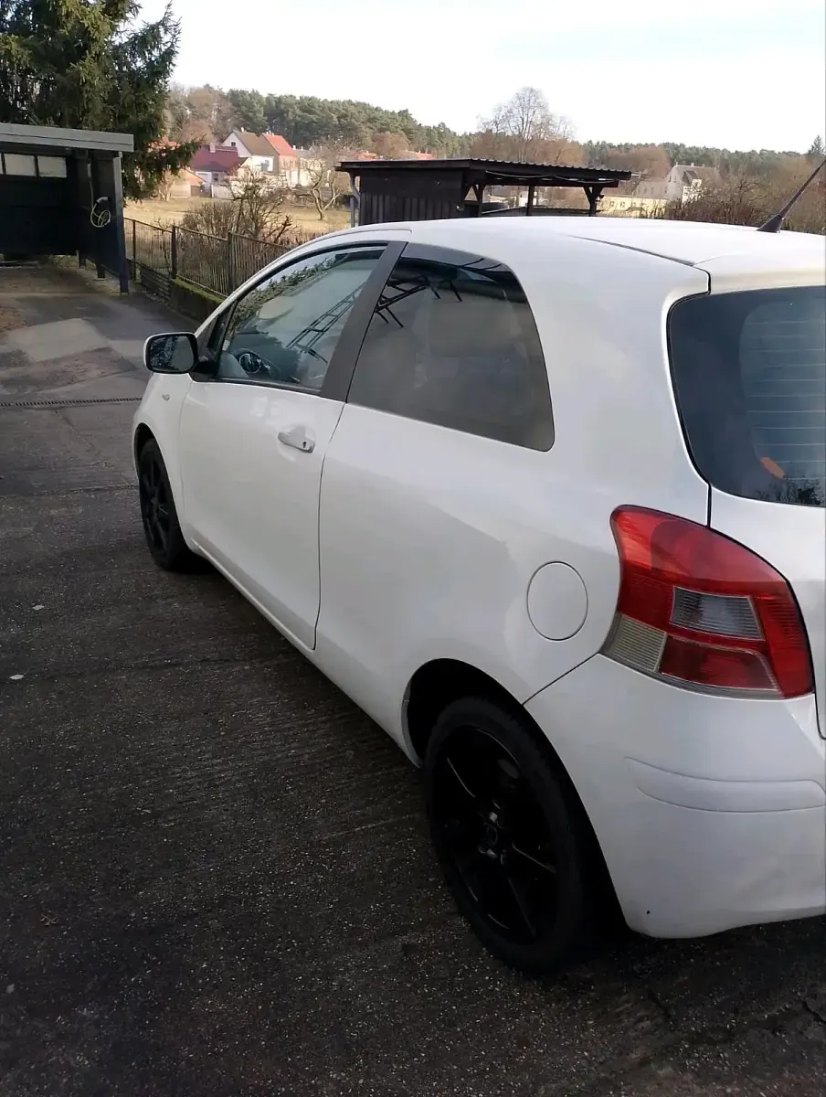 Gebraucht Toyota Yaris 101 PS (74 kW) 2010 Weiß Kleinwagen