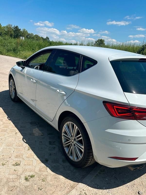 Weiß Gebraucht 2017 Seat Leon XCELLENCE Limousine | 17.500 € (Teuer) - Bild 1/4
