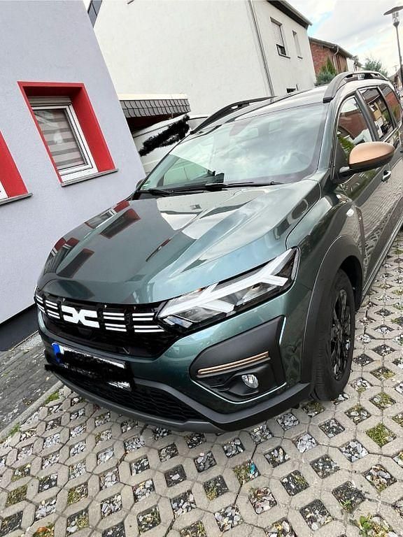 Grün Gebraucht 2024 Dacia Jogger Extreme Van / Kleinbus | 17.222 € (Guter Preis) - Bild 1/4