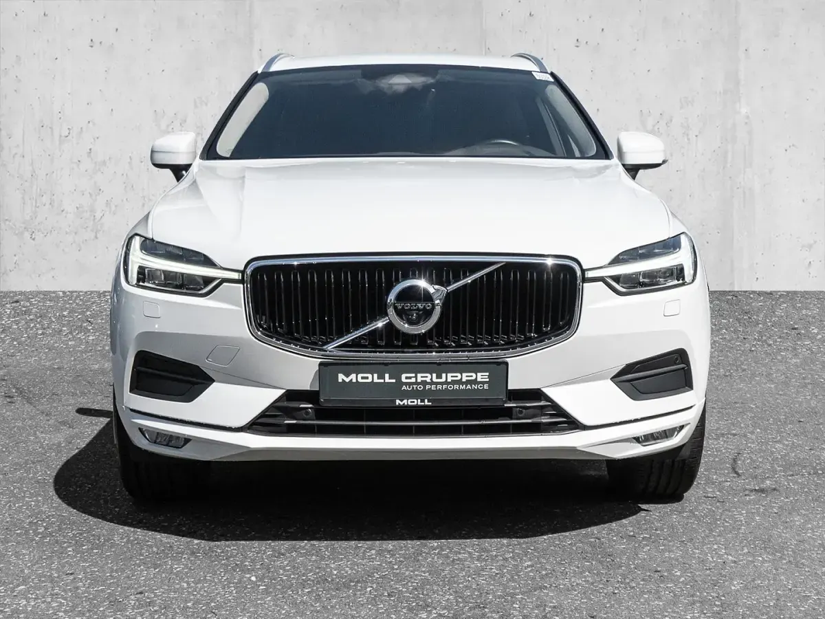 Gebraucht Volvo XC60 Momentum 197 PS (144 kW) 2022 Crystal white / metallic SUV