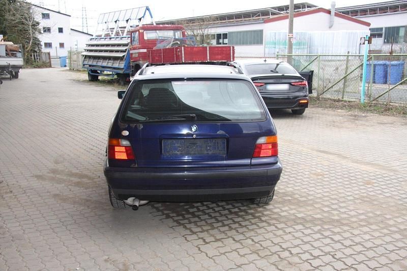 Brugt BMW 318 115 HK (84 kW) 1996 Blå Stationcar