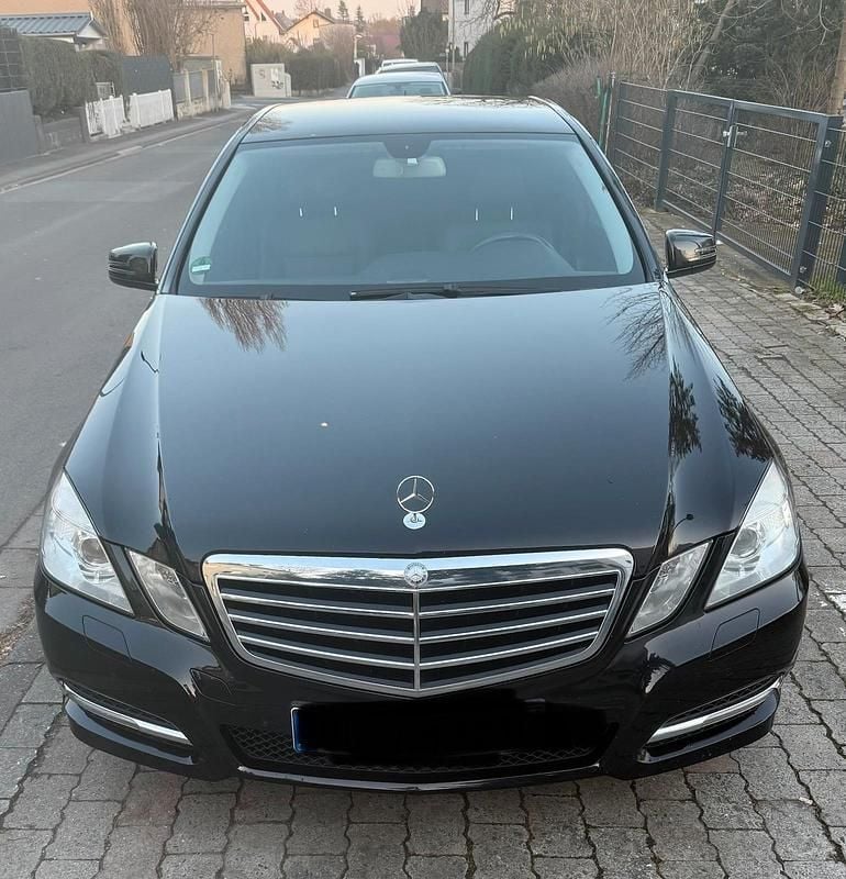 Gebraucht Mercedes E220 Avantgarde 170 PS (125 kW) 2011 Schwarz Limousine