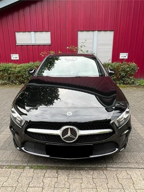 Schwarz Gebraucht 2019 Mercedes A200 Edition 1 Kombi | 23.500 € (Fairer Preis) - Bild 1/4