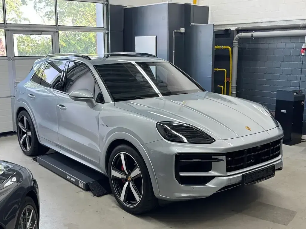 Gebraucht Porsche Cayenne S E-Hybrid 519 PS (381 kW) 2024 Silber SUV