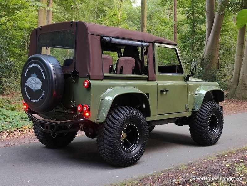 Grün Gebraucht 1993 Land Rover Defender SUV | 110.000 € - Bild 1/4