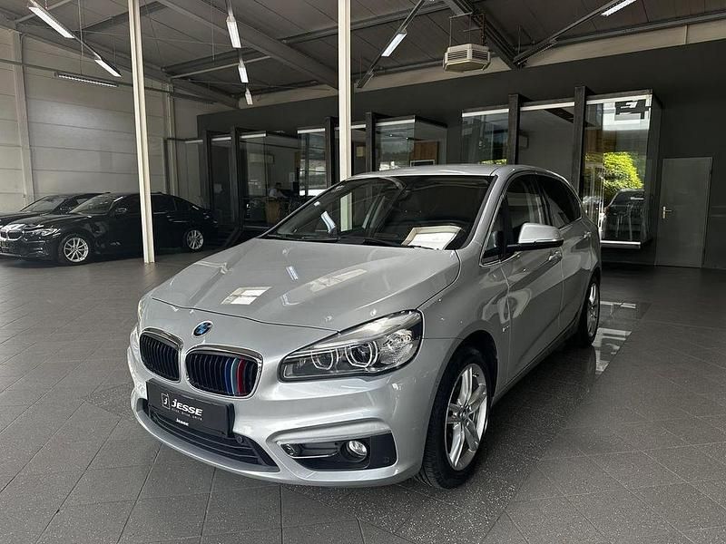 Silber Gebraucht 2016 BMW 220 Active Tourer Luxury Line Van / Kleinbus | 12.990 € (Guter Preis) - Bild 1/4