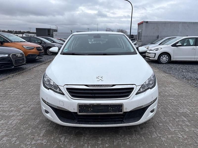 Gebraucht Peugeot 308 Active 125 PS (91 kW) 2014 Weiß Limousine