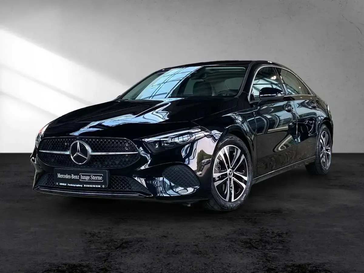 Gebraucht Mercedes A200 Progressive 163 PS (119 kW) 2025 Kosmosschwarz Limousine