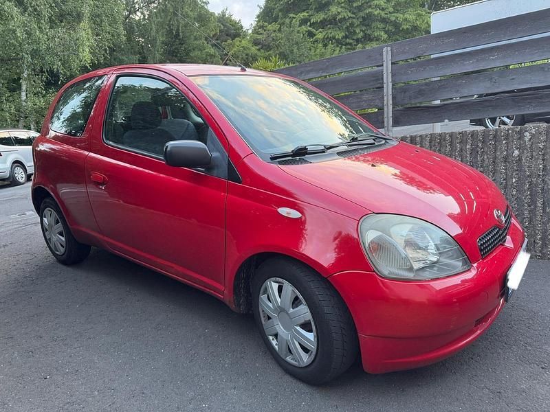 Rot Gebraucht 2001 Toyota Yaris Kleinwagen | 640 € (Superpreis) - Bild 1/4