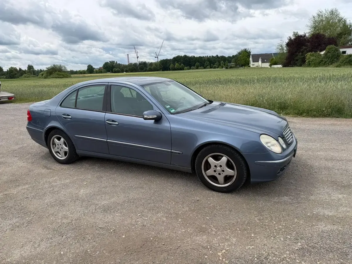 Gebraucht Mercedes E220 150 PS (110 kW) 2004 Blau Limousine