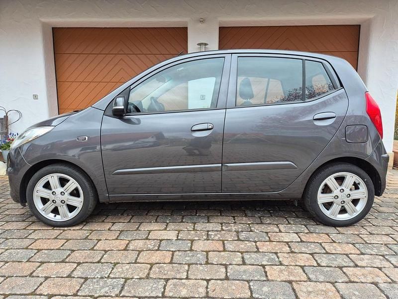 Gebraucht Hyundai i10 69 PS (50 kW) 2013 Grau Kleinwagen