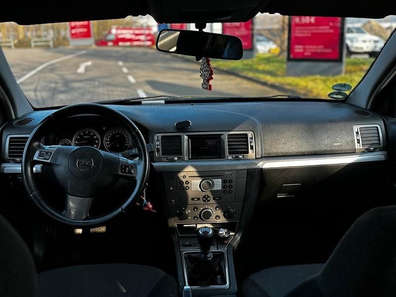 Second-hand Opel Vectra 122 CP (89 kW) 2005 Negru Break