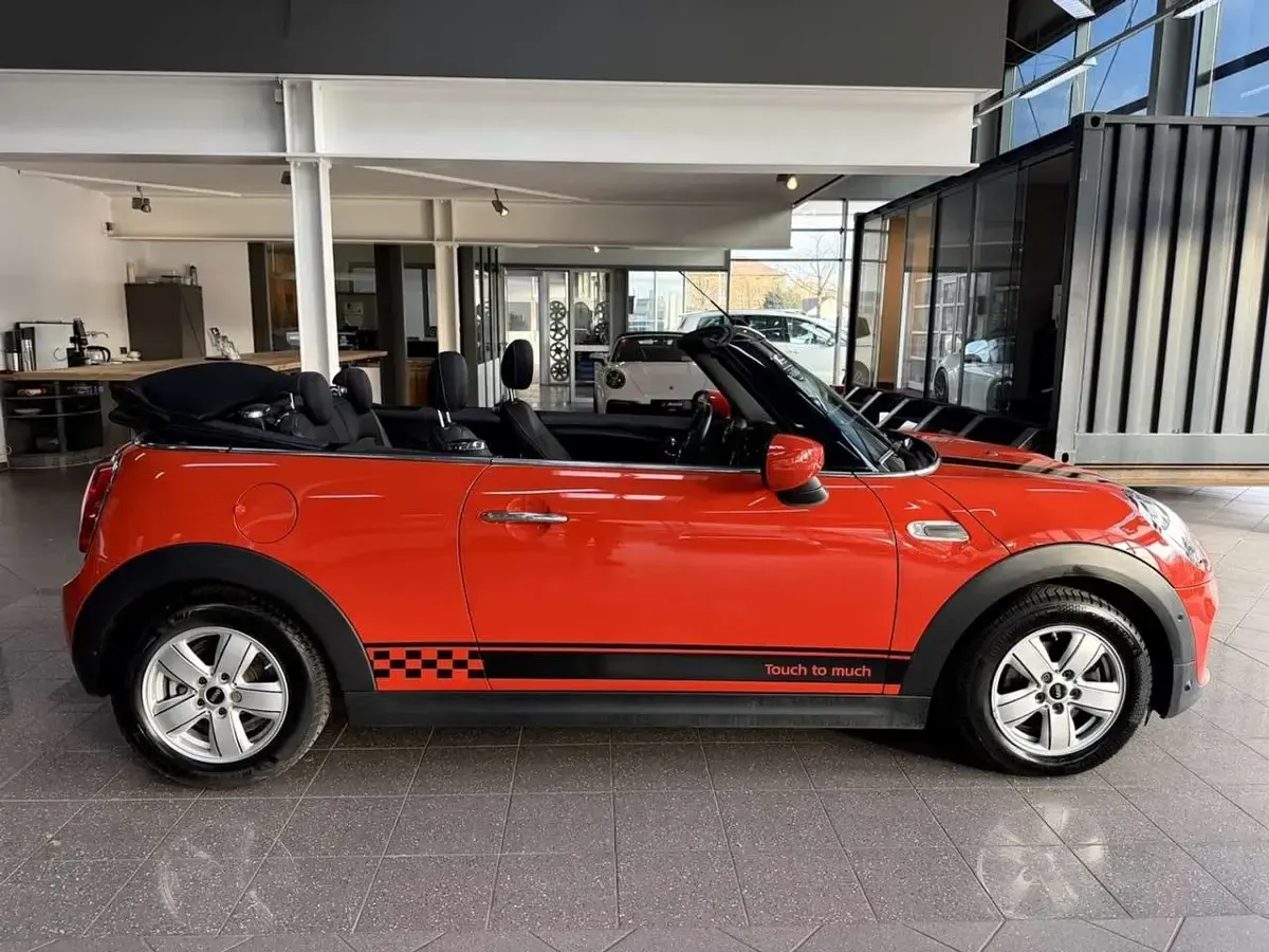 Gebraucht Mini Cooper Cabriolet 136 PS (100 kW) 2021 Solaris orange metallic (metallic) Cabrio