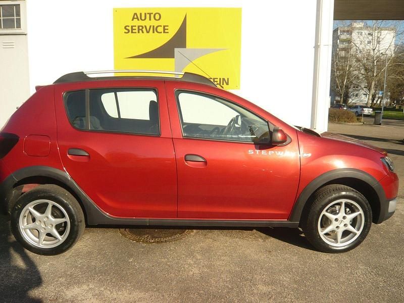 Gebraucht Dacia Sandero Prestige 90 PS (66 kW) 2013 Rot Limousine