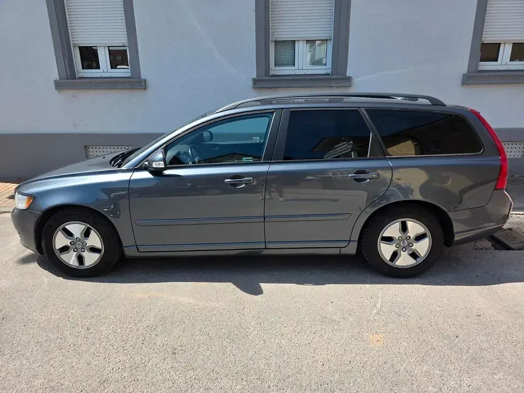 Gebraucht Volvo V50 Momentum 114 PS (83 kW) 2010 Grau Kombi