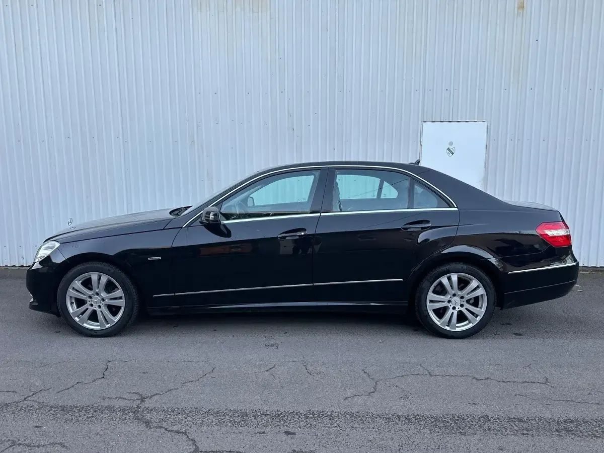 Gebraucht Mercedes E220 170 PS (125 kW) 2011 Obsidianschwarz Limousine