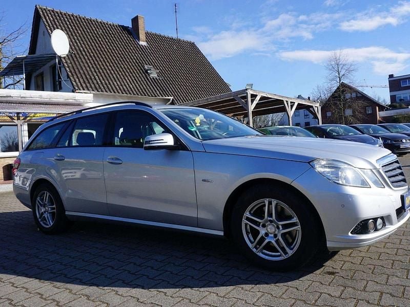 Gebraucht Mercedes E250 204 PS (150 kW) 2011 Iridiumsilber  metalliclack Kombi