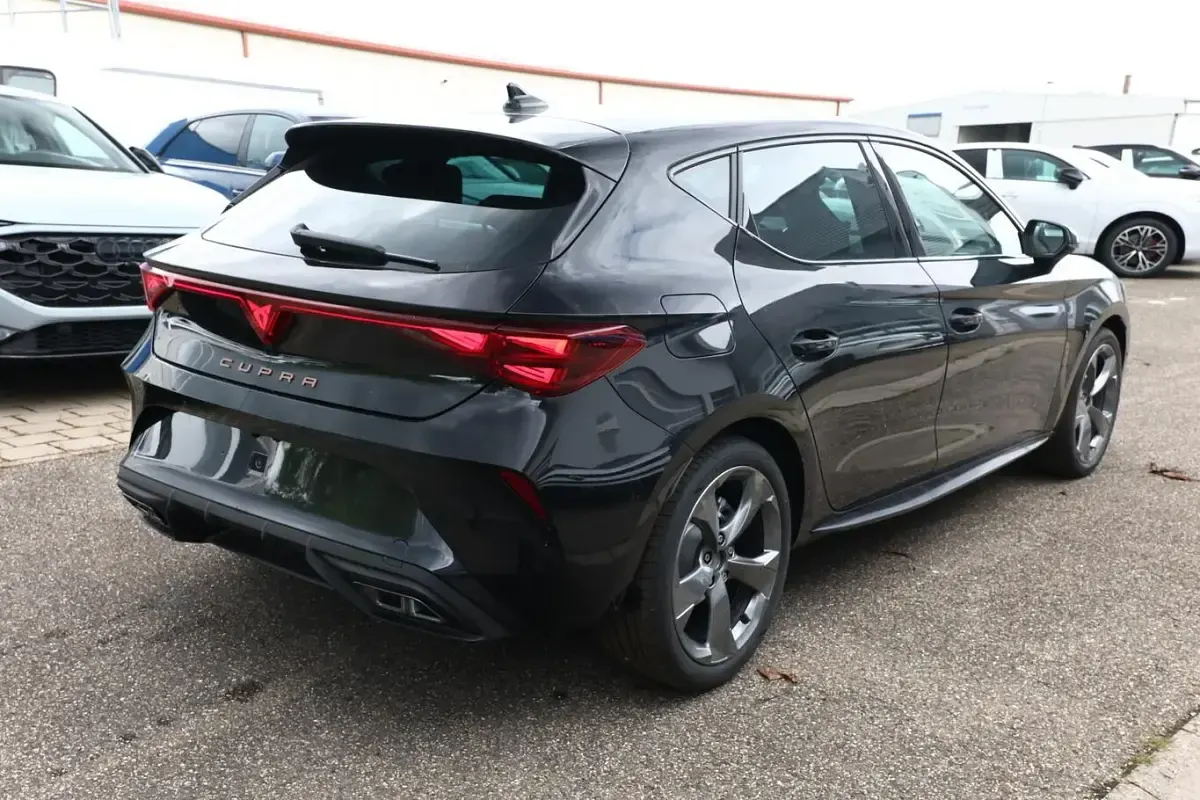 Neu Cupra Leon 150 PS (110 kW) 2026 Midnight schwarz metallic Limousine