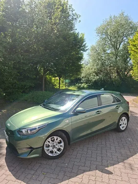 Usado Kia Ceed Vision 140 CV (102 kW) 2024 Verde Utilitario