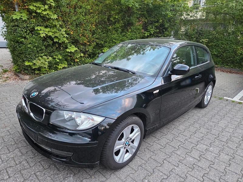 Second-hand BMW 116 122 CP (89 kW) 2011 Negru Hatchback