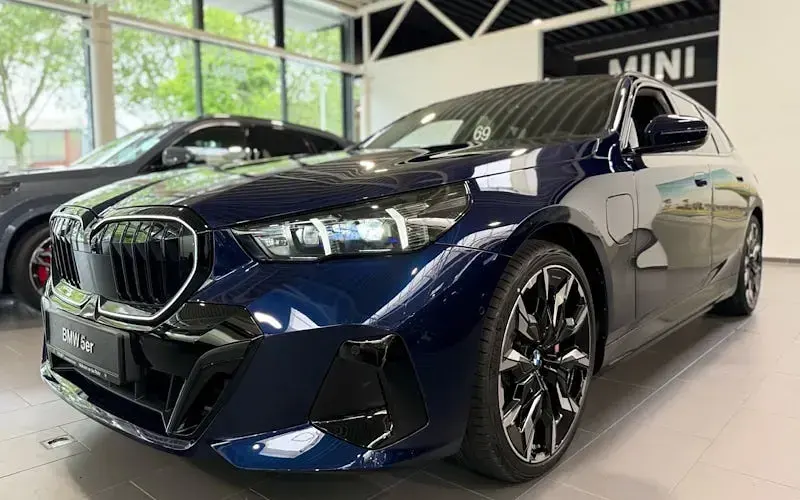 Neu BMW 550e Comfort Edition 489 PS (359 kW) 2026 Blau Kombi