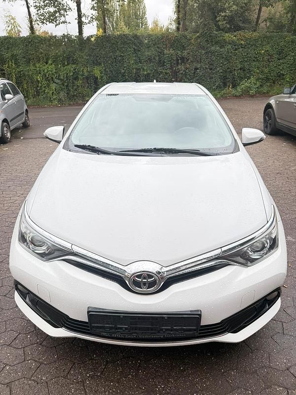 Weiß Gebraucht 2016 Toyota Auris Kombi | 6.950 € (Superpreis) - Bild 1/4
